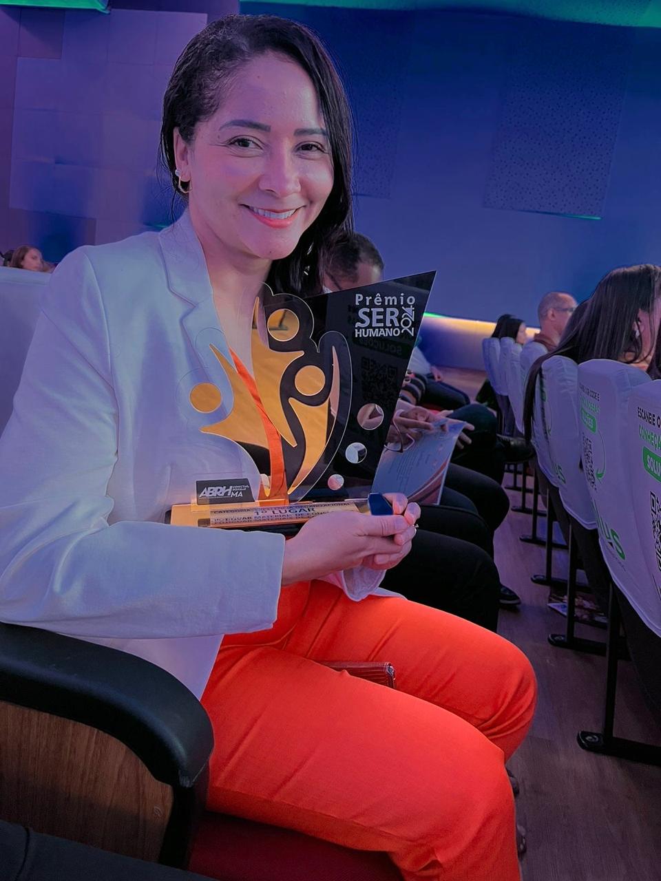 Conceição Guimarães, Coordenadora de Gestão de Pessoas do Grupo Potiguar, exibe com orgulho o troféu de primeiro lugar no Prêmio Ser Humano 2024 – Categoria Grande Empresa / Modalidade: Excelência Organizacional concedido pela ABRH-MA - Foto: Divulgação