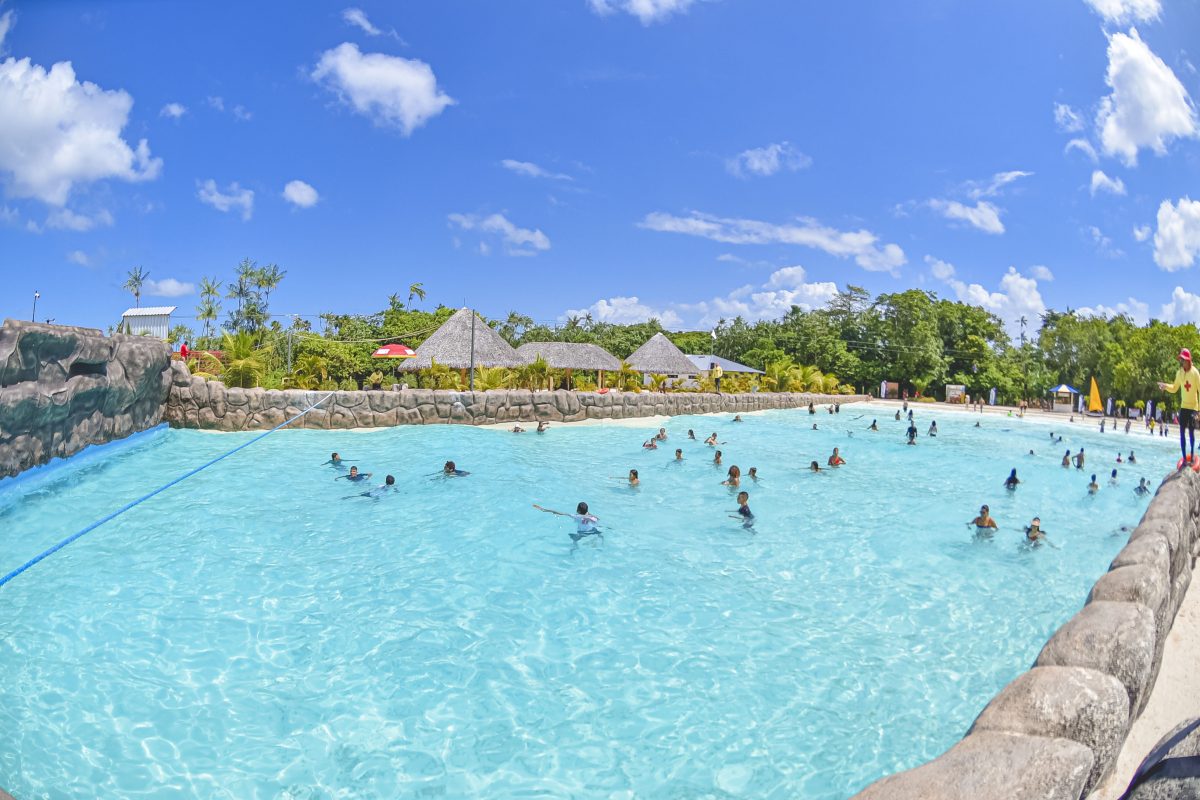 Entres as inúmeras aventuras do parque, a piscina de ondas – Foto: Divulgação