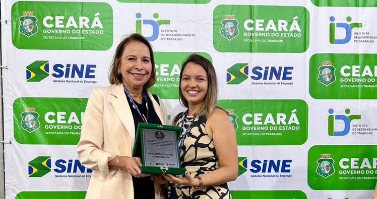 A coordenadora de Gestão de Pessoas, Flavia Sampaio, recebendo a placa de reconhecimento - Foto: Divulgação