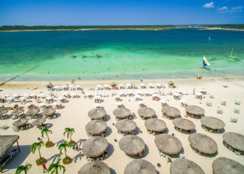 O litoral cearense atrai turistas nacionais e internacionais pela oferta de atrativos naturais que a região Nordeste do Brasil oferece - Foto: Divulgação