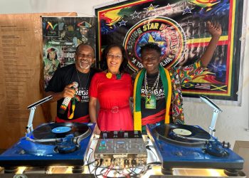 No detalhe, a Socorro Araújo ladeada por Jorge Black e Bené da Star Discos - Foto: Divulgação