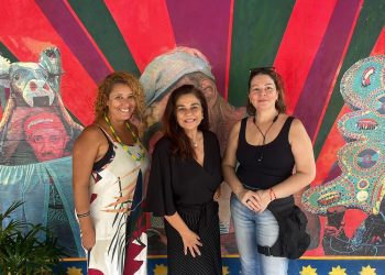 A idealizadora do Projeto Ritmos da Favela, Maeme Menescal e as produtoras, Gabriela Rodrigues e Alessandra Rêgo - Foto: Divulgação