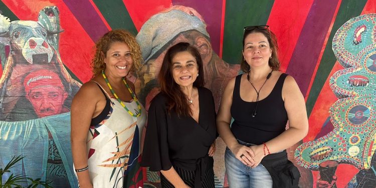 A idealizadora do Projeto Ritmos da Favela, Maeme Menescal e as produtoras, Gabriela Rodrigues e Alessandra Rêgo - Foto: Divulgação