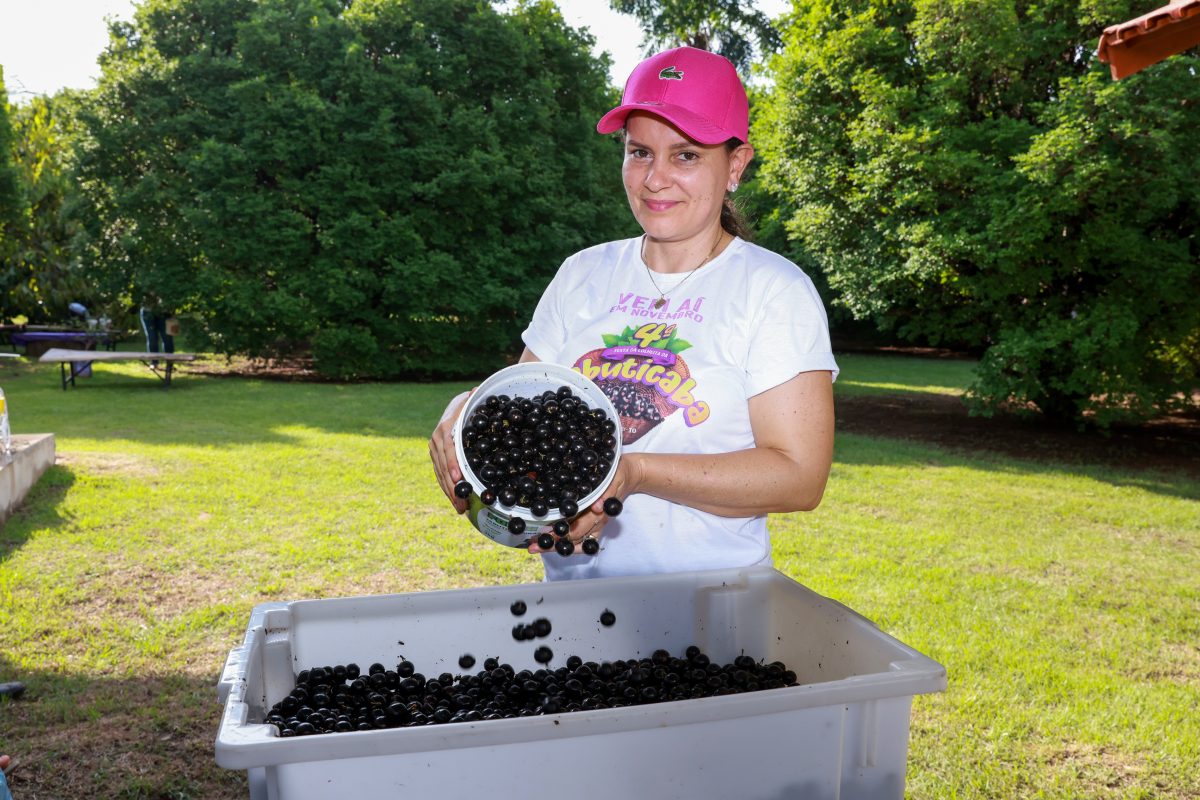 Meirevone Coelho ampliou a oferta com produtos derivados da jabuticaba – Foto: Lia Mara
