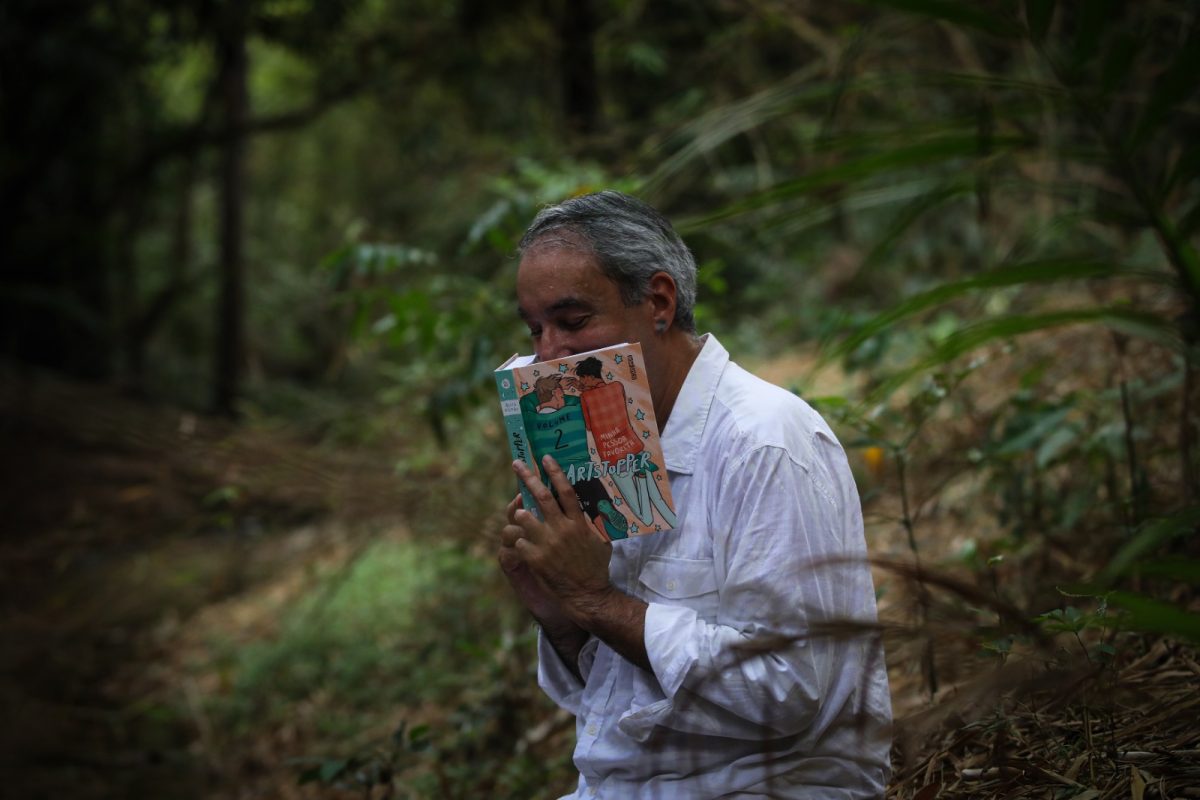 Um livro que questiona a falta de políticas para com a saúde pública – Foto: Márcio Vasconcelos