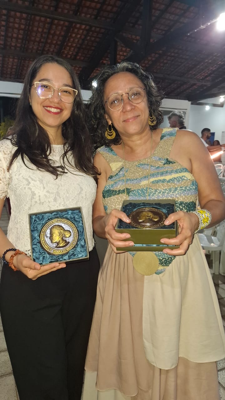 A Profª Jéssica Catharine Carvalho (PI) e a compositora e cantora Socorro Lira (PB) – Foto: Gutemberg Bogéa 