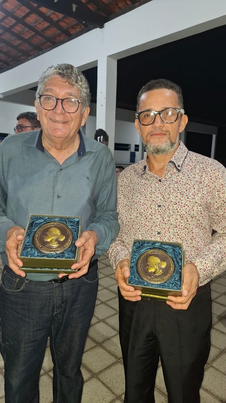 Dr. José Ribamar Ramos, presidente do Instituto Histórico de Barreirinhas (MA) e o pintor vimanarense Luzinei Araújo – Foto: Gutemberg Bogéa 