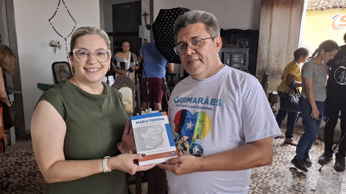 A Profª Natércia Moraes Garrido (IFMA e UEMA), autora do livro “Maria Firmina do Reis - Fragmentos de uma Vida”, presenteia o Prefeito Osvaldo Gomes com um exemplar da obra - Foto: Gutemberg Bogéa