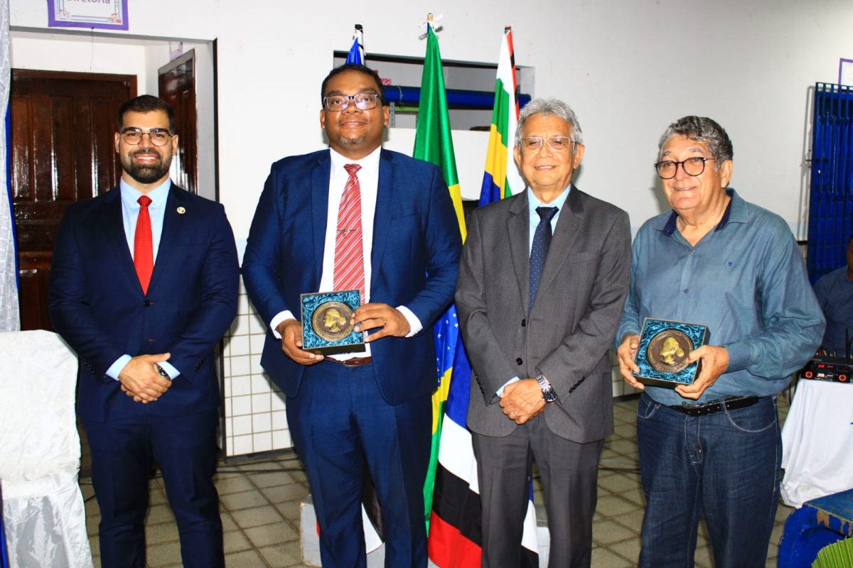 O juiz Marco Adriano Fonseca, presidente do Comitê de Diversidade do TJMA e o juiz aposentado Baial Ramos, agraciados com a Medalha Maria Firmina dos Reis, ladeados pelos juízes George Koehne e Agenor Gomes – Foto: Hewerton Souza 