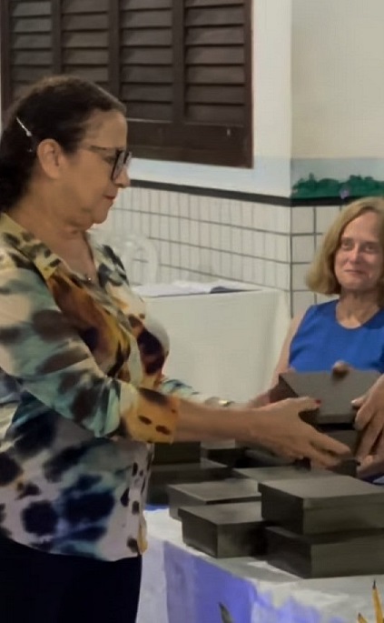 A Profª Loreley Fernandes Moraes, representando o seu pai Nascimento Moraes Filho – Foto: Gutemberg Bogéa 