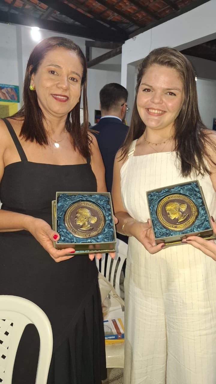 A Profª Heleudes Bogéa Trinta, representando seu pai Lopes Bogéa e a Profª Patrícia Masseti – Foto: Gutemberg Bogéa 