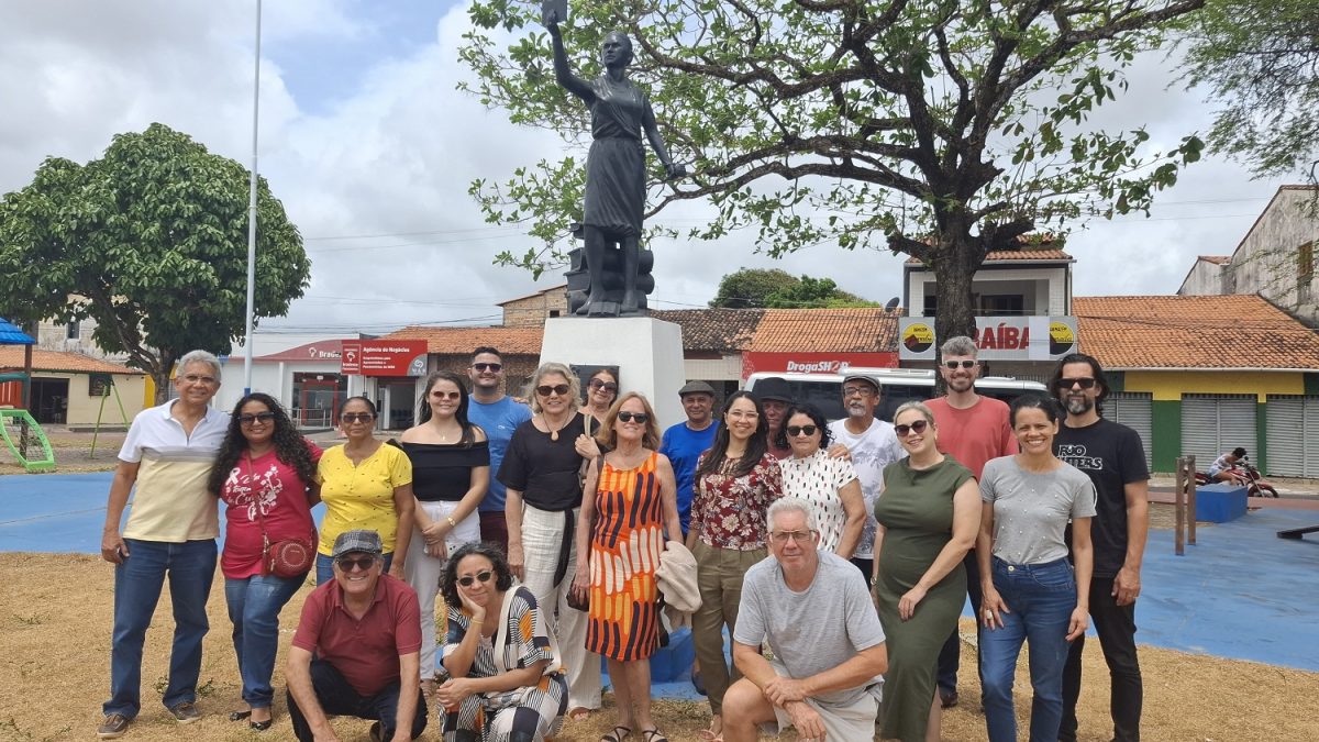 Homenageados ladeiam a estátua da romancista na Praça Luís Domingues (Praça da Família), trabalho artístico do escultor Sereno – Foto: Gutemberg Bogéa 