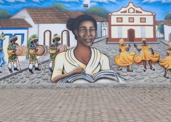Desenho de Maria Firmina dos Reis em painel artístico emoldurando o ginásio poliesportivo Rubem Goulart – Foto: Gutemberg Bogéa