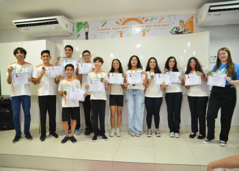 Os doze alunos que se destacaram na ONEE com suas medalhas e diplomas de honra ao mérito – Foto: Divulgação
