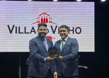 O empresário da Villa do Vinho Bistrô Werter Bandêira recebendo o Troféu The Best 2024 como a melhor casa de eventos e vinhos das mãos de Herbeth Soares – Foto: Divulgação