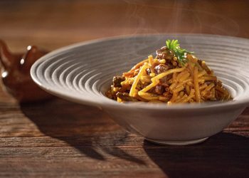 O livro é dividido em seis capítulos, cada um deles dedicado a um tipo de comida: de comitiva, de festa, de fazenda, de mercadão, da cidade e indígena. Delicioso tributo à cultura pantaneira, o volume conta com 65 receitas - Foto: Divulgação