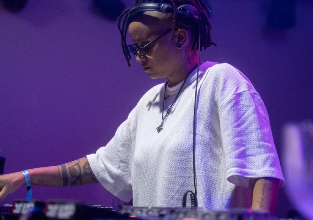 DJ Curol contagiou o público com sua fusão inovadora de gêneros eletrônicos - Foto: Divulgação