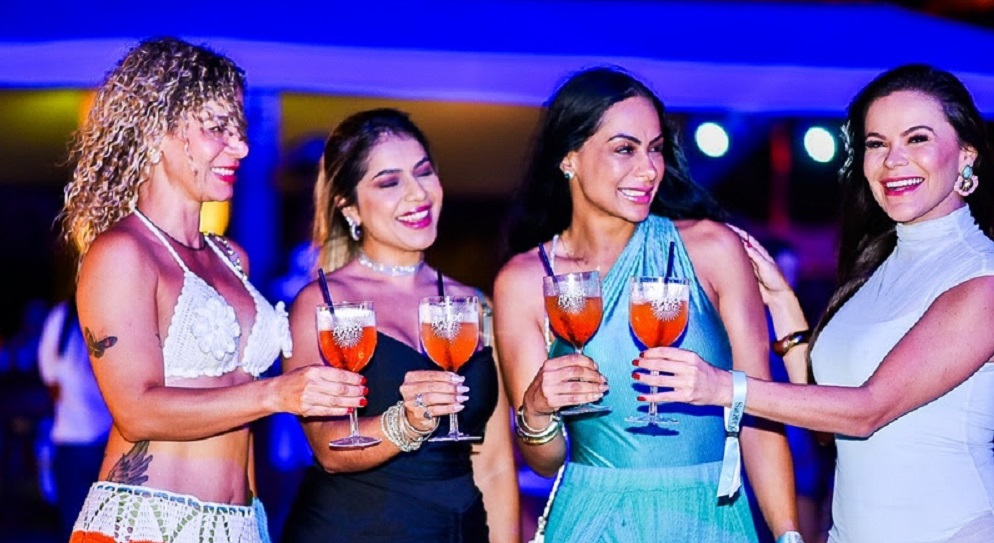 Andréia Bastos, Fernanda Bastos, Thajila Maciel e Livia Gonçalves brindam os bons momentos - Foto: Divulgação