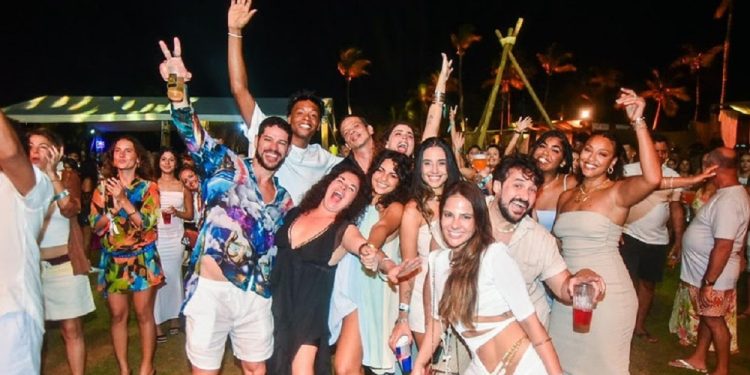 José Loretto, Tardelly Lima, Suzy Lopes, Sheron Menezes, Larissa Boccino, Natascha Falcão e Dandara Costa - Foto: Divulgação