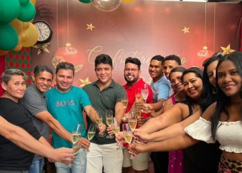 O brinde do empresário Werter Bandêira com parte do talentoso time da Villa do Vinho Bistrô – Foto: Clayton Farias