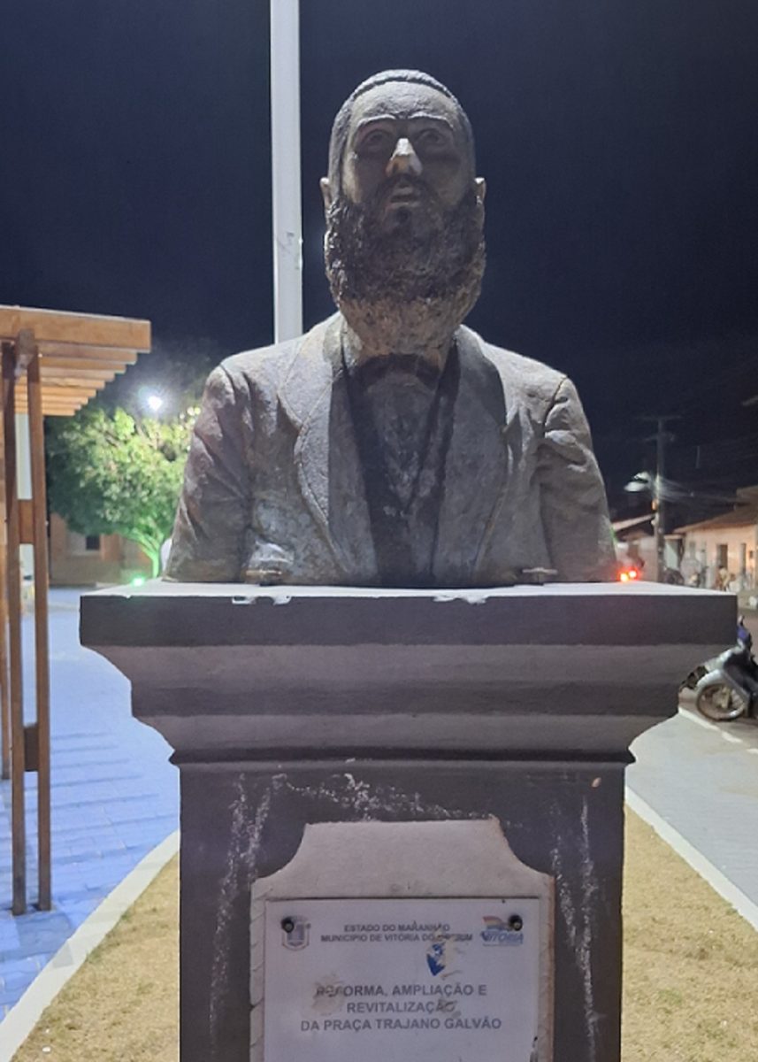 Monumento erguido na cidade em homenagem ao ilustre vitoriense, Trajano Galvão – Foto: Gutemberg Bogéa