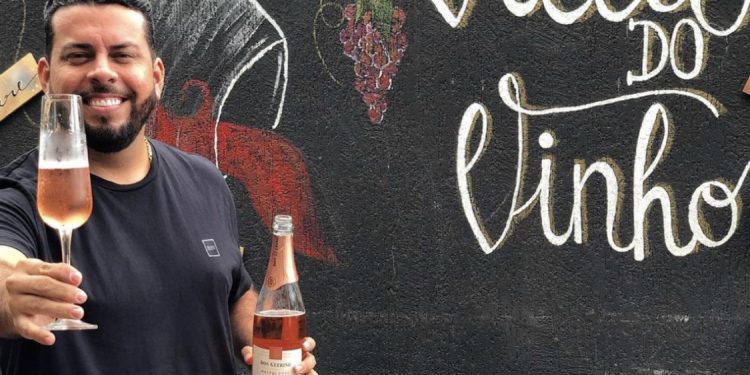 Werter Bandêira, está com estoque redobrado e à disposição para orientar os clientes da Villa do Vinho na Cohama, sobre as melhores opções de bebidas para o brinde do Ano Novo