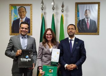 Gustavo Lopes, Ana Carolina Medeiros e o embaixador da Etiópia, Leulseged Tadese Abebe – Foto: Divulgação