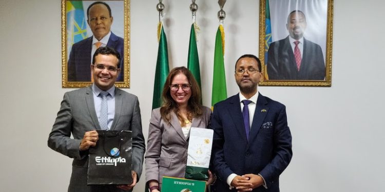 Gustavo Lopes, Ana Carolina Medeiros e o embaixador da Etiópia, Leulseged Tadese Abebe – Foto: Divulgação