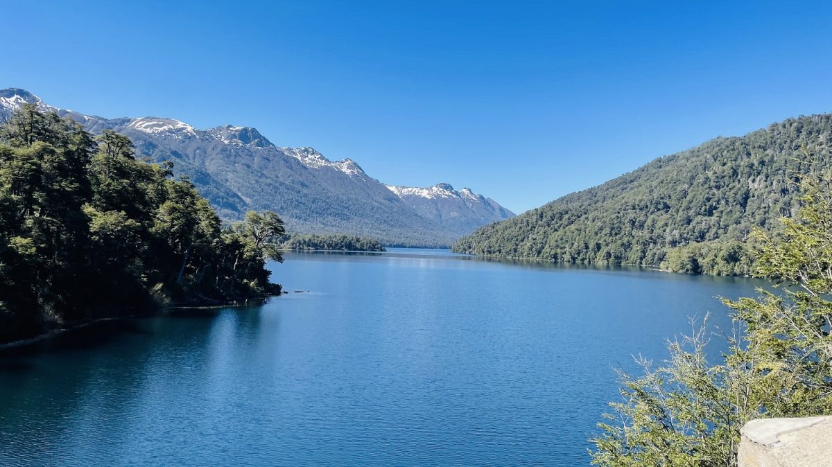 Os lagos nos arredores de Bariloche, que são verdadeiras obras de arte da natureza, e um convite à contemplação, às fotos e ao relax – Foto: Divulgação