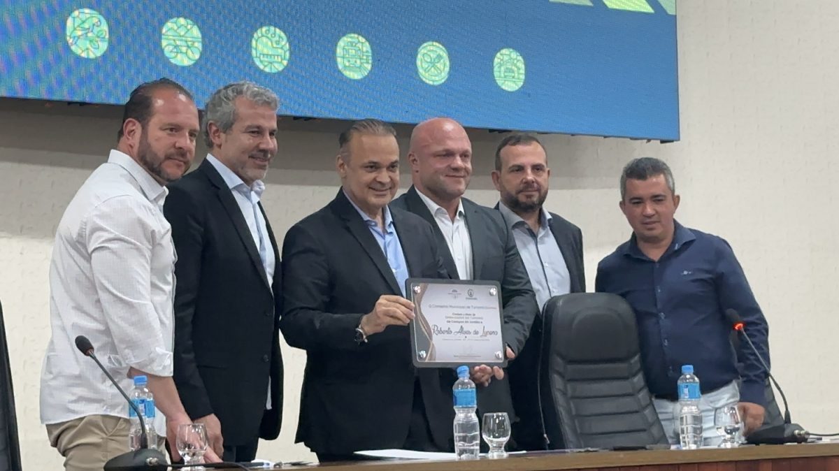 Secretário Roberto de Lucena recebendo a homenagem e sendo nomeado embaixador do Turismo de Campos do Jordão - Foto:Divulgação