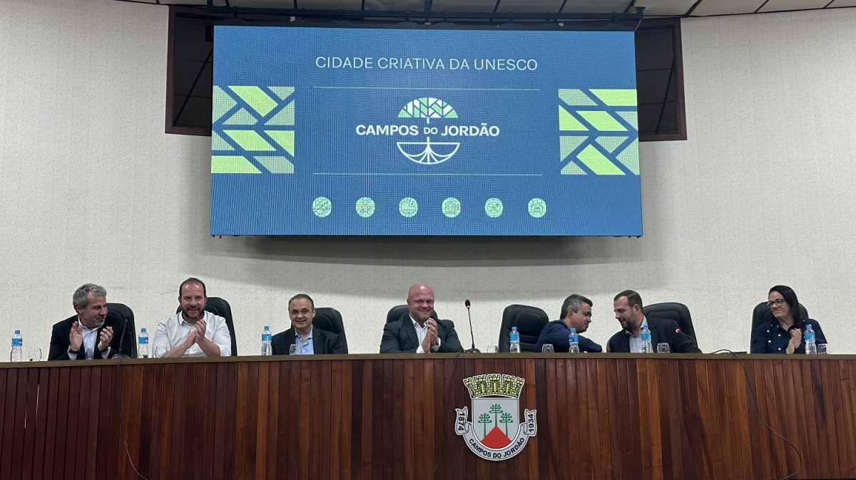 Secretário Lucena (o terceiro da esquerda para a direita) ao lado do prefeito Caê na bancada com outras autoridades municipais - Foto: Divulgação