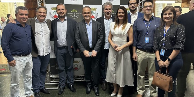 Toda a equipe envolvida no trabalho do lançamento da candidatura, juntamente com o secretário Roberto de Lucena (ao centro) - Foto: Divulgação