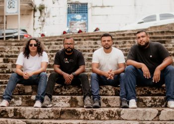 O grupo é composto por Laércio no contrabaixo, Elias na bateria, Pedro Gabriel e Vitor Azevedo nos violões, e Wanderley Junior como vocalista - Foto: Divulgação