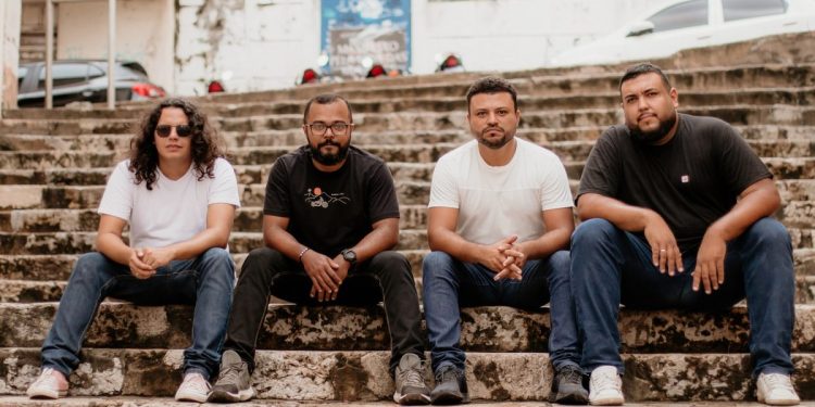 O grupo é composto por Laércio no contrabaixo, Elias na bateria, Pedro Gabriel e Vitor Azevedo nos violões, e Wanderley Junior como vocalista - Foto: Divulgação