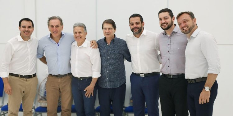 Pedro Ivo (Diretor Executivo), Cesar Federmann (Senpar), Dario Pacheco (Prefeito de Vinhedo), Alain Baldacci (Presidente), Gustavo Martinelli (Prefeito de Jundiaí), Paulo Finamore (Prefeito de Louveira) e Rogério Cavalin (Prefeito de Itupeva) - Foto: Divulgação
