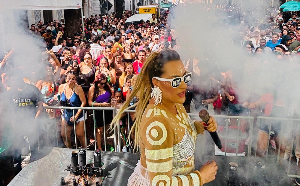 Com muita energia, a banda Mix In Brazil sacudiu os foliões que já estão no clima da folia. No detalhe, todo o suingue de Mairla Oliveira – Foto: Divulgação