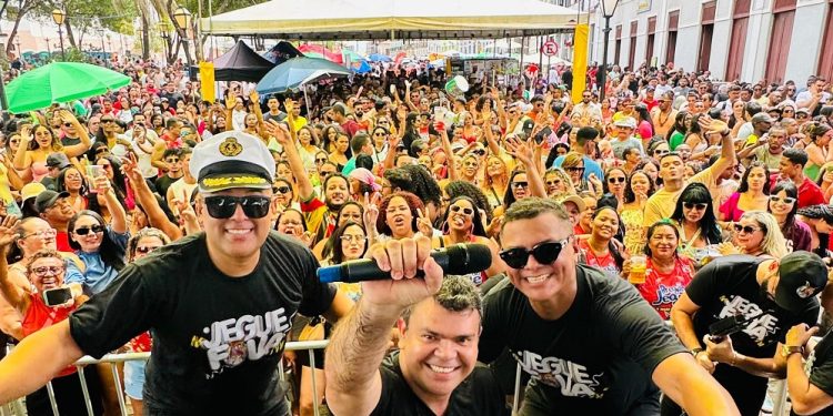 Jegue Folia na sua irreverência levando os foliões ao êxtase na praça João Lisboa lotada – Foto: Divulgação