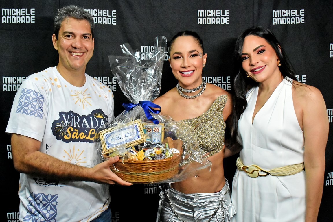 O prefeito e a primeira-dama de São Luís entregam mimos ludovicenses aos artistas. No detalhe, Michele Andrade – Foto: Divulgação