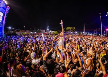 Cantora Michela Andrade caiu nos braços da população na festa do Réveillon – Foto: Divulgação