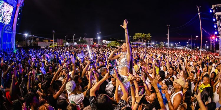 Cantora Michela Andrade caiu nos braços da população na festa do Réveillon – Foto: Divulgação