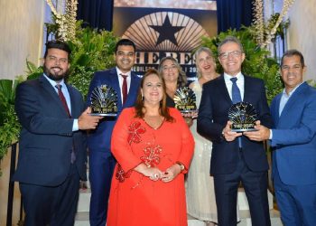 Danielle Vieira com clientes da InterMídia premiados no The Best: Werter Bandêira, da Villa do Vinho; Anderson Penha, do Grupo Potiguar; Simone Monteiro e Thalita Mandim, do Grupo Fribal; e Sérvio Túlio e Hubert Cardeal, da Equatorial Maranhão - Foto: Divulgação