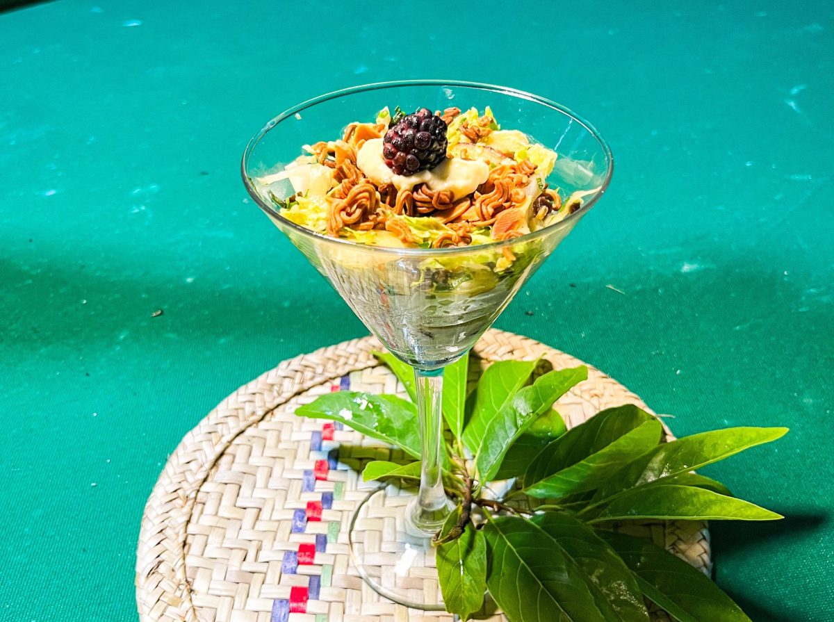 Uma das entradas, Pedra da Baliza reúne filé de peixe, pimentão vermelho, pimentão amarelo, cebola roxa, jenipapo desidratado, acelga, amêndoas em lascas, macarrão torrado, creme de leite, cream cheese, pimenta-de-cheiro, pimenta dedo-de-moça e mangaba – Foto: Marzim Aguiar