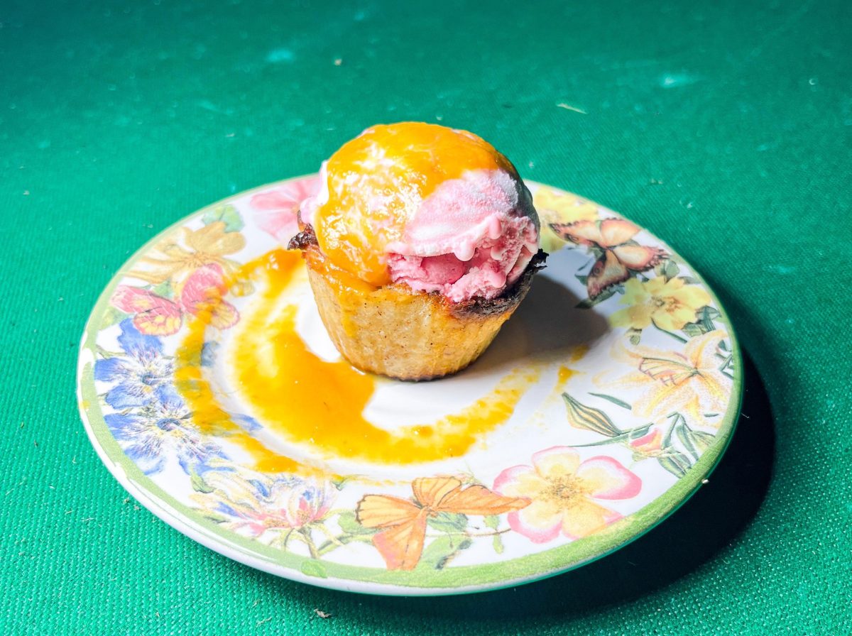 O Doce de Mãe Deuzinha traz o sabor da cocada assada com canela, complementada com sorvete de amarena e calda quente e murici, criando uma rica mistura que exalta ingredientes regionais – Foto: Marzim Aguiar