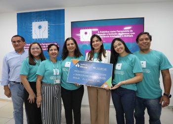 O Conselheiro Vanderlaan Rolim com a gestora Christiane Diniz e a Pres. da Apae de São Luís Arionildes Silva e Silva com Joana Burgos (Alumar), a Reitora do CEST Dra. Conceição Melo Rolim, Nicole Martins Bezerra (Instituto Alcoa) e o Prof. Thiago Nélson (CEST) – Foto: Divulgação
