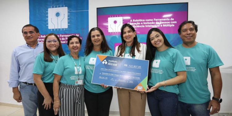 O Conselheiro Vanderlaan Rolim com a gestora Christiane Diniz e a Pres. da Apae de São Luís Arionildes Silva e Silva com Joana Burgos (Alumar), a Reitora do CEST Dra. Conceição Melo Rolim, Nicole Martins Bezerra (Instituto Alcoa) e o Prof. Thiago Nélson (CEST) – Foto: Divulgação