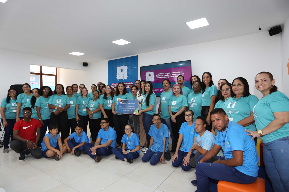 Alunos e professores do CAEE Eney Santana e CEST comemoram a viabilização do projeto de robótica inclusiva para PCD´s – Foto: Divulgação