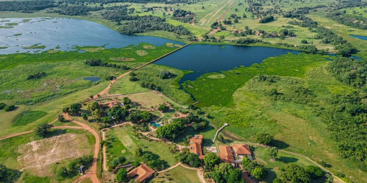 Hospedagem Casa Caiman vista do alto. Caiman é um oásis de 53 mil hectares que preserva a fauna, flora e cultura do Pantanal - Foto: Felipe Castellari