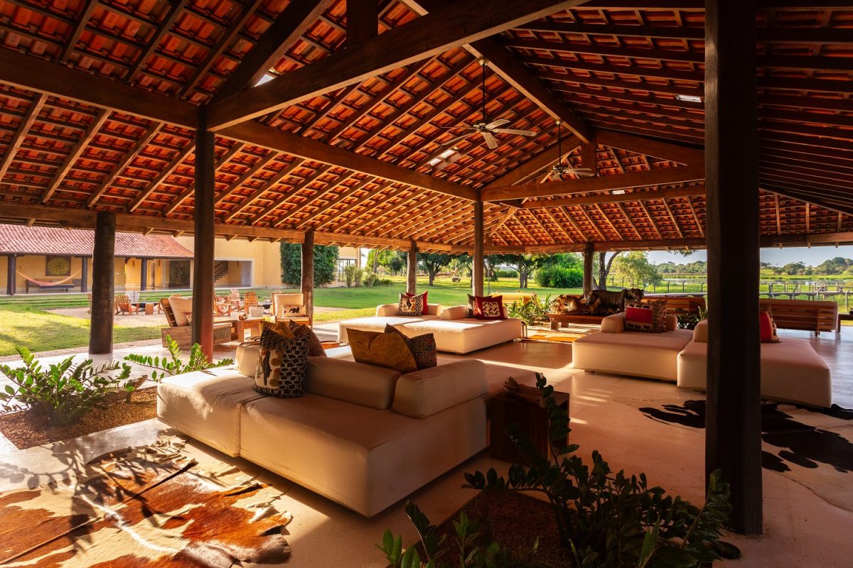 Imagem interna da área comum da pousada Casa Caiman. Sinônimo da harmonia perfeita entre luxo e o estilo campestre - Foto: Felipe Castellari
