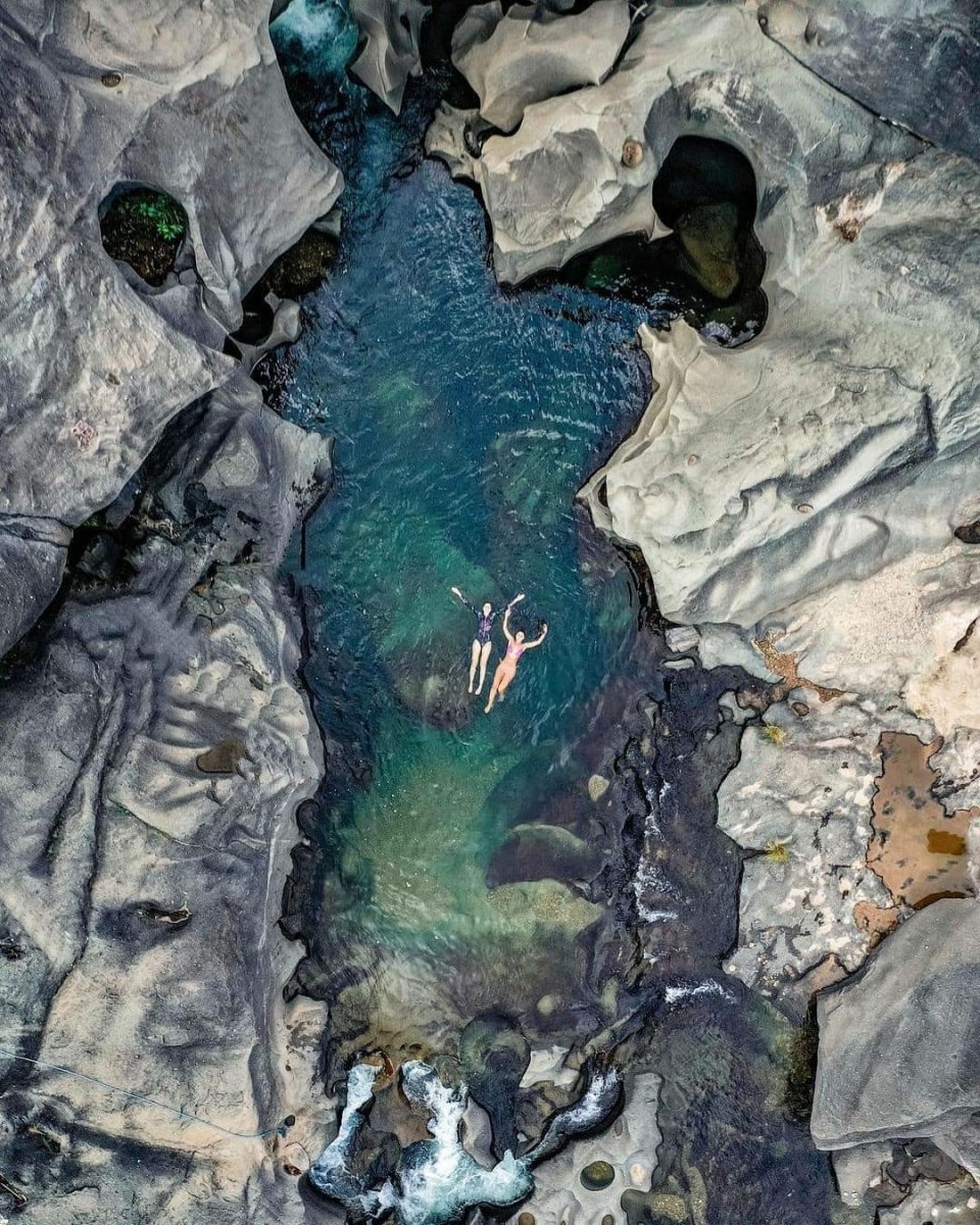 A Chapada dos Veadeiros é conhecida por suas paisagens deslumbrantes, trilhas desafiadoras e cachoeiras de águas cristalinas - Foto: Divulgação