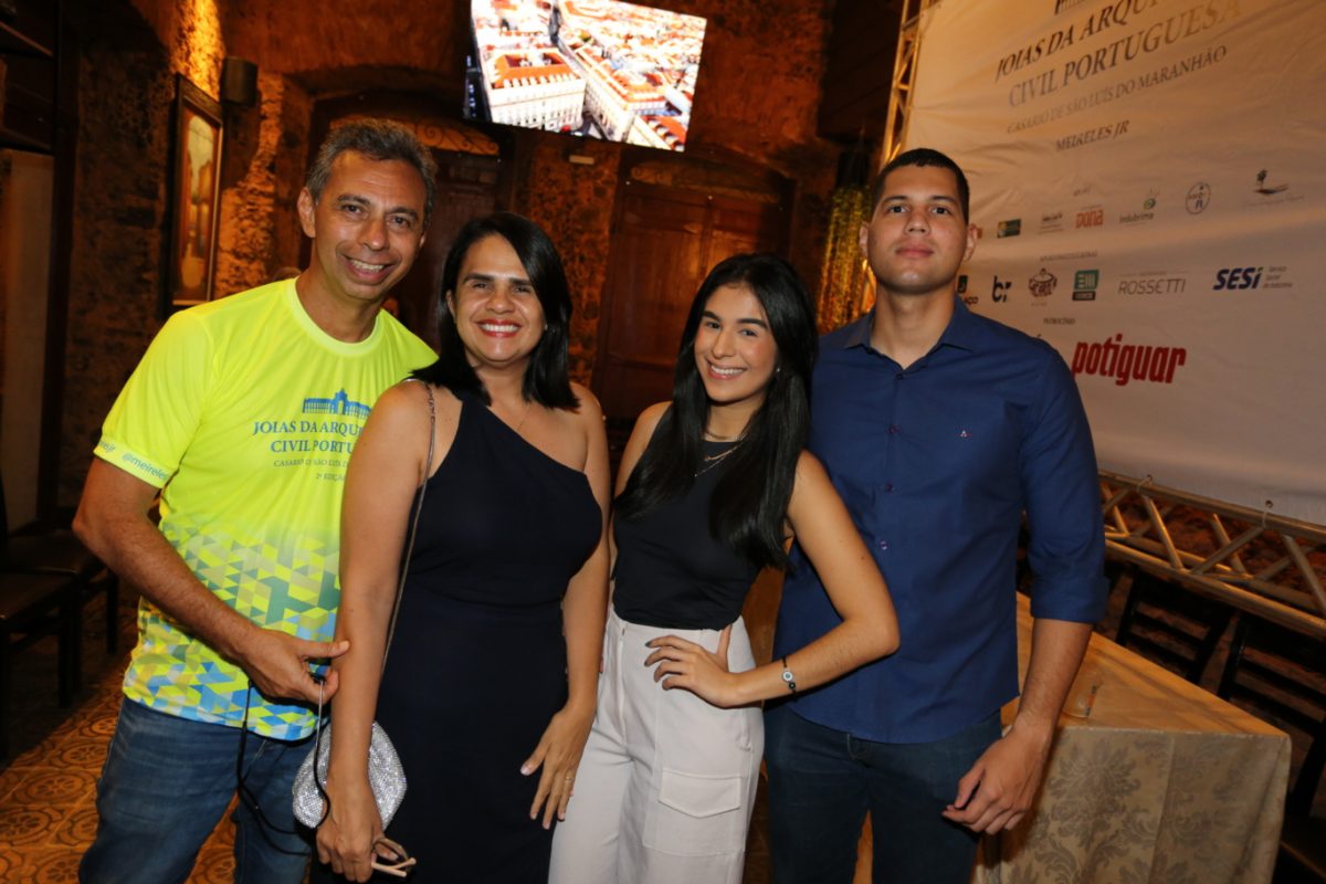 O autor e fotógrafo com a esposa Andréa Meireles, a filha Maria Eduarda e seu namorado Gabriel Guimarães – Foto: Divulgação